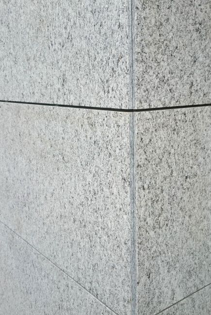 Réalisation d'une pose d'un carrelage en granit pour une façade extérieure