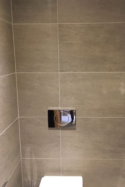 Réalisation d'une pose de carrelages grand format pour une salle bain