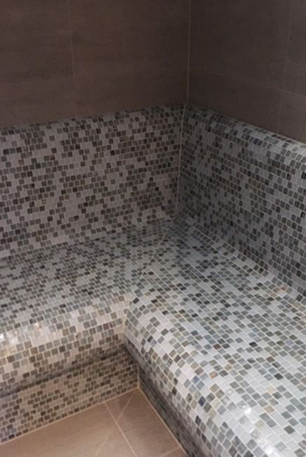 Réalisation d'une pose d'un carrelage en mosaïque pour un hammam