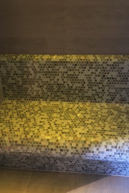 Réalisation d'une pose d'un carrelage en mosaïque pour un hammam