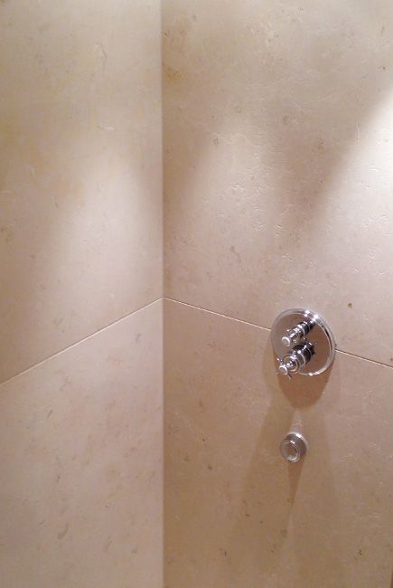 Réalisation d'une salle de bain avec carrelages grand format