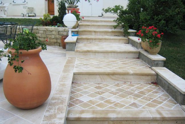 Réalisation d'un escalier de jardin en pierres naturelles