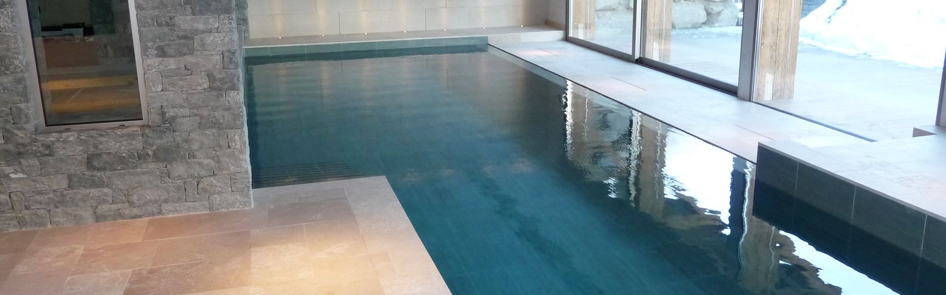 Réalisation d'une pose de carrelage moderne pour une piscine intérieure